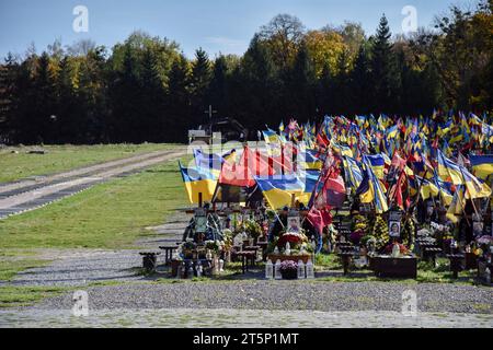 Lviv, Ukraine. 30. Oktober 2023. Allgemeine Ansicht der sowjetischen Gedenktafeln auf dem Marsfeld des Lytschakiw-Friedhofs in Lemberg, die sich neben den Begräbnissen ukrainischer Soldaten befinden, die im russisch-ukrainischen Krieg gestorben sind. (Foto: Pavlo Palamarchuk/SOPA Images/SIPA USA) Credit: SIPA USA/Alamy Live News Stockfoto