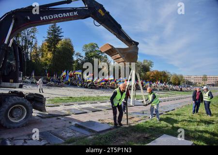 Lviv, Ukraine. 30. Oktober 2023. Der Prozess der Demontage sowjetischer Gedenktafeln auf dem Marsfeld des Lytschakiw-Friedhofs in Lemberg. (Foto: Pavlo Palamarchuk/SOPA Images/SIPA USA) Credit: SIPA USA/Alamy Live News Stockfoto