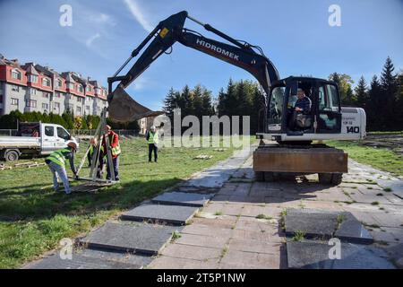 Lviv, Ukraine. 30. Oktober 2023. Der Prozess der Demontage sowjetischer Gedenktafeln auf dem Marsfeld des Lytschakiw-Friedhofs in Lemberg. Quelle: SOPA Images Limited/Alamy Live News Stockfoto