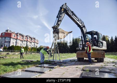 Lviv, Ukraine. 30. Oktober 2023. Der Prozess der Demontage sowjetischer Gedenktafeln auf dem Marsfeld des Lytschakiw-Friedhofs in Lemberg. Quelle: SOPA Images Limited/Alamy Live News Stockfoto