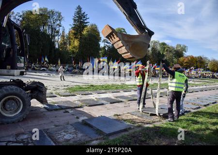 Lviv, Ukraine. 30. Oktober 2023. Der Prozess der Demontage sowjetischer Gedenktafeln auf dem Marsfeld des Lytschakiw-Friedhofs in Lemberg. (Foto: Pavlo Palamarchuk/SOPA Images/SIPA USA) Credit: SIPA USA/Alamy Live News Stockfoto