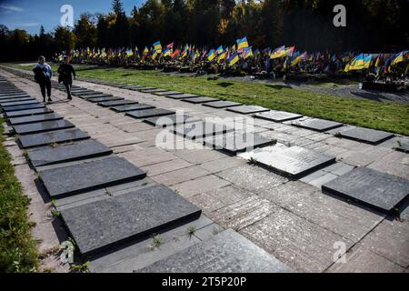 Lviv, Ukraine. 30. Oktober 2023. Allgemeine Ansicht der sowjetischen Gedenktafeln auf dem Marsfeld des Lytschakiw-Friedhofs in Lemberg, die sich neben den Begräbnissen ukrainischer Soldaten befinden, die im russisch-ukrainischen Krieg gestorben sind. (Foto: Pavlo Palamarchuk/SOPA Images/SIPA USA) Credit: SIPA USA/Alamy Live News Stockfoto
