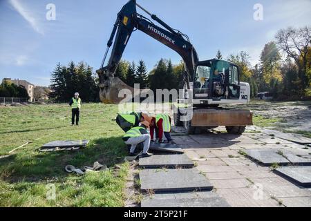Lviv, Ukraine. 30. Oktober 2023. Der Prozess der Demontage sowjetischer Gedenktafeln auf dem Marsfeld des Lytschakiw-Friedhofs in Lemberg. Quelle: SOPA Images Limited/Alamy Live News Stockfoto
