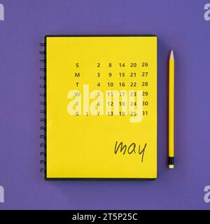 Draufsicht gelber Kalenderstift Stockfoto