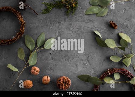 Arrangement hinterlässt Walnüsse Pinienzapfen Stockfoto