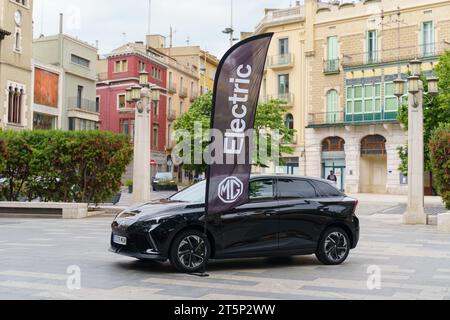 Figueres, Spanien - 13. Mai 2023: Schwarzer MG4 XPower-Wagen auf einer Stadtstraße. Stockfoto
