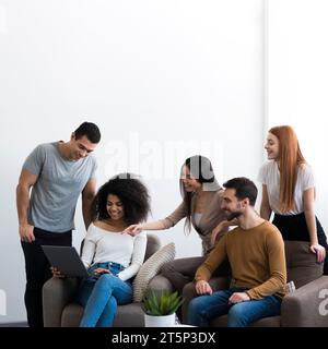 Gemeinsame Pläne für junge Menschen in der Gemeinschaft Stockfoto