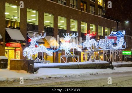 Toronto, Kanada - 14. Dezember 2013: Weihnachtsbeleuchtung von Rentieren an der Kreuzung College und Yonge Street. Nachtszene mit beleuchteten Symbolen Stockfoto