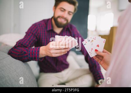 Ein paar Spielkarten Sofa nach Hause Stockfoto