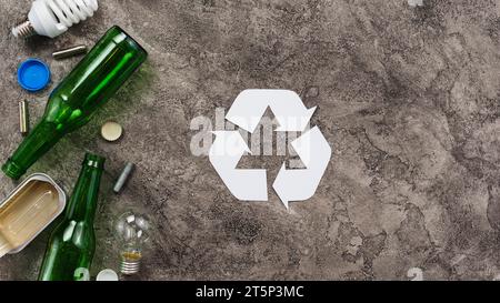 Verschiedene Abfälle, die recycelt werden können, grauer Hintergrund Stockfoto