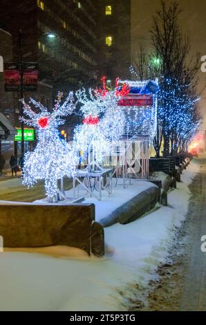 Toronto, Kanada - 14. Dezember 2013: Weihnachtsbeleuchtung von Rentieren an der Kreuzung College und Yonge Street. Nachtszene mit beleuchteten Symbolen Stockfoto