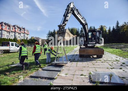 Lviv, Ukraine. 30. Oktober 2023. Der Prozess der Demontage sowjetischer Gedenktafeln auf dem Marsfeld des Lytschakiw-Friedhofs in Lemberg. (Credit Image: © Pavlo Palamarchuk/SOPA images via ZUMA Press Wire) NUR REDAKTIONELLE VERWENDUNG! Nicht für kommerzielle ZWECKE! Stockfoto