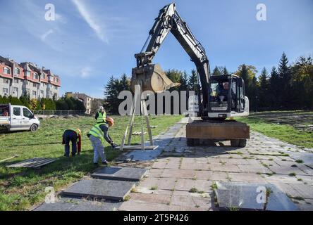 Lviv, Ukraine. 30. Oktober 2023. Der Prozess der Demontage sowjetischer Gedenktafeln auf dem Marsfeld des Lytschakiw-Friedhofs in Lemberg. (Credit Image: © Pavlo Palamarchuk/SOPA images via ZUMA Press Wire) NUR REDAKTIONELLE VERWENDUNG! Nicht für kommerzielle ZWECKE! Stockfoto