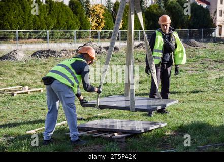 Lviv, Ukraine. 30. Oktober 2023. Arbeiter demontieren sowjetische Gedenktafeln auf dem Marsfeld des Lytschakiw-Friedhofs in Lemberg. (Credit Image: © Pavlo Palamarchuk/SOPA images via ZUMA Press Wire) NUR REDAKTIONELLE VERWENDUNG! Nicht für kommerzielle ZWECKE! Stockfoto