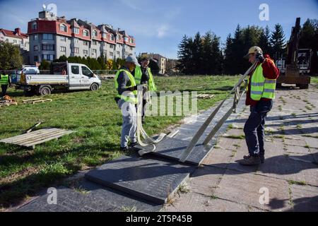 Lviv, Ukraine. 30. Oktober 2023. Arbeiter demontieren sowjetische Gedenktafeln auf dem Marsfeld des Lytschakiw-Friedhofs in Lemberg. (Credit Image: © Pavlo Palamarchuk/SOPA images via ZUMA Press Wire) NUR REDAKTIONELLE VERWENDUNG! Nicht für kommerzielle ZWECKE! Stockfoto
