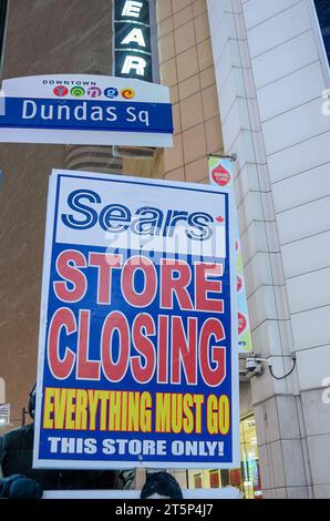 Toronto, Kanada - 14. Dezember 2013: Schilder für den Endverkauf im Sears Store im Eaton Centre Stockfoto