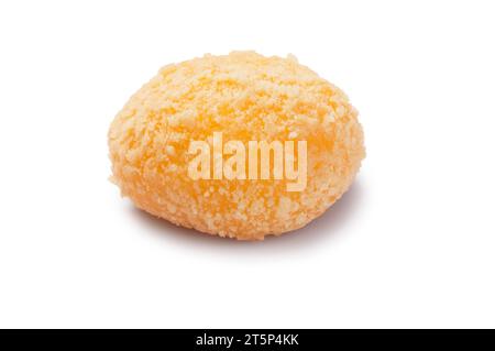 Studio-Aufnahme von kleinen Mango-Käsekuchen-Mochi vor weißem Hintergrund - John Gollop Stockfoto