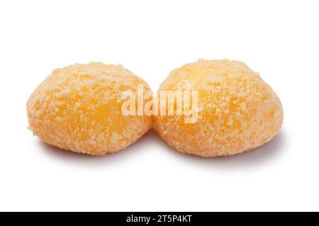 Studio-Aufnahme von kleinen Mango-Käsekuchen-Mochi vor weißem Hintergrund - John Gollop Stockfoto