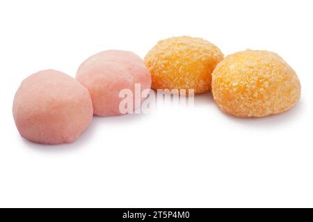 Studio-Aufnahme von Mochi mit Erdbeeren und mando-Geschmack, die vor weißem Hintergrund ausgeschnitten wurden - John Gollop Stockfoto