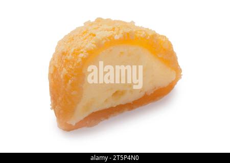 Studio-Aufnahme von kleinen Mango-Käsekuchen-Mochi vor weißem Hintergrund - John Gollop Stockfoto