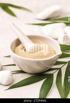 Hochwinklige Pulverschale mit Stößel Stockfoto