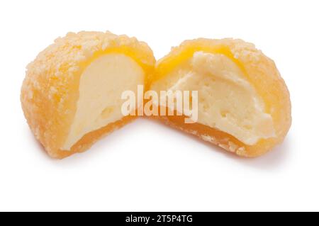 Studio-Aufnahme von kleinen Mango-Käsekuchen-Mochi vor weißem Hintergrund - John Gollop Stockfoto