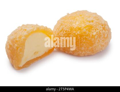 Studio-Aufnahme von kleinen Mango-Käsekuchen-Mochi vor weißem Hintergrund - John Gollop Stockfoto