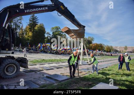 Lviv, Ukraine. 30. Oktober 2023. Der Prozess der Demontage sowjetischer Gedenktafeln auf dem Marsfeld des Lytschakiw-Friedhofs in Lemberg. (Credit Image: © Pavlo Palamarchuk/SOPA images via ZUMA Press Wire) NUR REDAKTIONELLE VERWENDUNG! Nicht für kommerzielle ZWECKE! Stockfoto