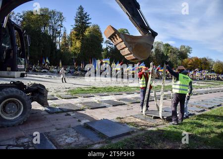 Lviv, Ukraine. 30. Oktober 2023. Der Prozess der Demontage sowjetischer Gedenktafeln auf dem Marsfeld des Lytschakiw-Friedhofs in Lemberg. (Credit Image: © Pavlo Palamarchuk/SOPA images via ZUMA Press Wire) NUR REDAKTIONELLE VERWENDUNG! Nicht für kommerzielle ZWECKE! Stockfoto