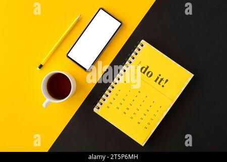 Draufsicht Planer Kaffee mit gelbem Kalender Stockfoto