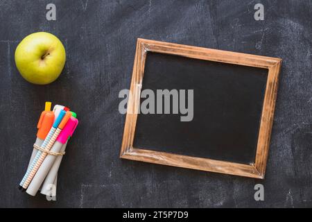 Tafel mit Rahmen marktet Apfel Stockfoto