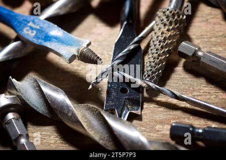 Zimmermannswerkzeuge für Holzarbeiten auf einem Holztisch Stockfoto