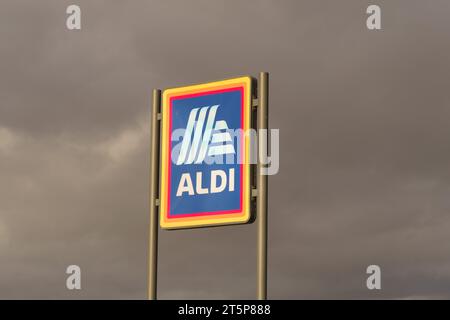 Aldi Store Schild. Grauer Himmel Stockfoto