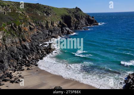 Housel Bay mit Pen Olver Headland ragt an einem hellen, sonnigen Herbsttag auf der Lizard Halbinsel in Cornwall ins Meer. Foto von der Sou Stockfoto