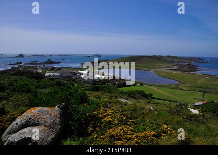 Der Blick vom Gipfel des Timmy's Hill über das Hell Bay Hotel auf den Great Pool und den Gweal Hügel auf der Insel Bryher im Archepelago von t Stockfoto