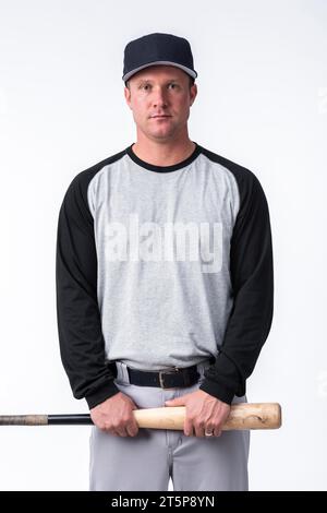 Mann mit Baseballschläger posiert Stockfoto