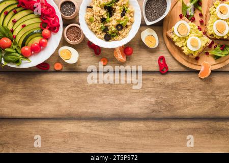 Overhead-Ansicht verschiedene Arten gesunde Lebensmittel mit gekochten Eiertisch Stockfoto