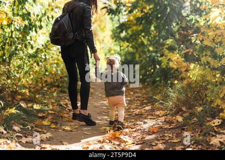 Rückansicht Mutter Tochter Walking Forest Stockfoto