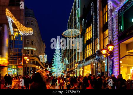 Eine mit Weihnachtsdekorationen geschmückte Straßenlandschaft auf der Vorosmarty Square Adventsmesse am 19. Dezember. 2022. Budapest, Ungarn Stockfoto