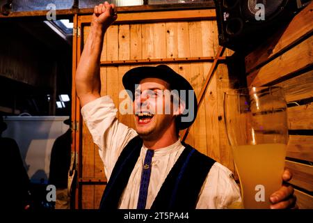 Roland-Brüder auf einer Party in der Nähe von Osnabrück, Stiefeltrunk Stockfoto