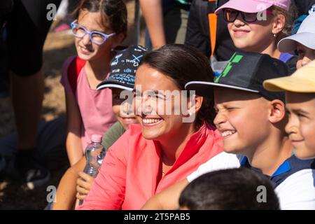 Präsident der Republik Ungarn Katalin Novak unter Kindern bei einer Veranstaltung zu Ehren des 175. Jahrestages der ungarischen Streitkräfte auf Pakozd Stockfoto