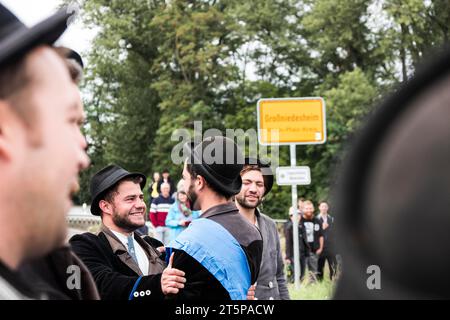 Lokalbericht über einen Rolands-Bruder nach Abschluss seiner Lehre in Großniedesheim Stockfoto