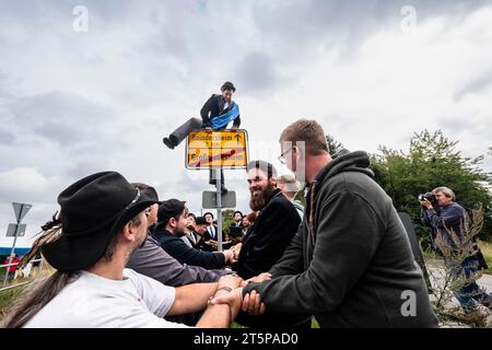 Lokalbericht über einen Rolands-Bruder nach Abschluss seiner Lehre in Großniedesheim Stockfoto