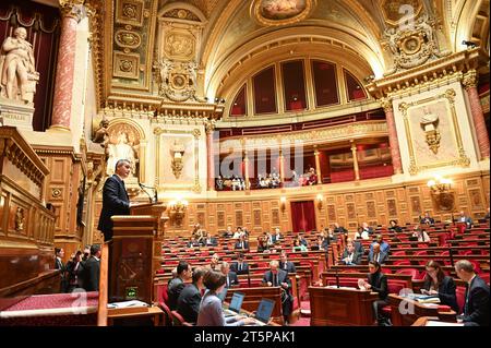 Paris, Frankreich. November 2023. Gerald Darmanin, Innenminister während der Einwanderung, verbesserte am 6. November 2023 das Integrationsgesetz im Senat in Paris. Foto: Tomas Stevens/ABACAPRESS.COM Credit: Abaca Press/Alamy Live News Stockfoto