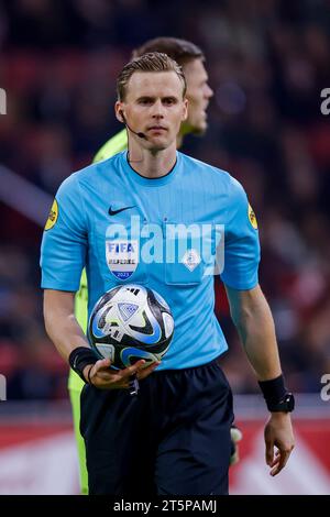 AMSTERDAM, NIEDERLANDE - 5. NOVEMBER: Schiedsrichter Sander van der Eijk sieht beim Eredivisie-Spiel zwischen AFC Ajax und SC Heerenveen bei Johan Cruijff A an Stockfoto