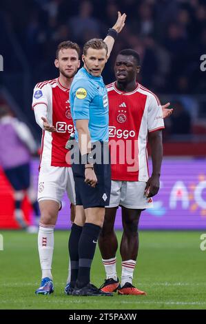 AMSTERDAM, NIEDERLANDE - 5. NOVEMBER: Brian Brobbey (Ajax) und Schiedsrichter Sander van der Eijk sprechen mit dem Eredivisie-Spiel zwischen AFC Ajax und SC H Stockfoto