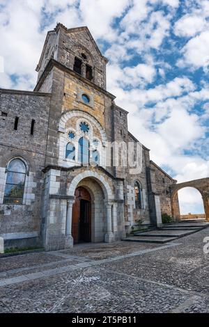 Sehr alte Steinkirche im Touristendorf Frias, Burgos, Spanien. Stockfoto