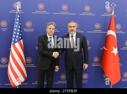 (231106) -- ANKARA, 6. November 2023 (Xinhua) -- der Außenminister von T¨¹rkiye, Hakan Fidan (R), schüttelt sich die Hand mit dem Besuch des US-Außenministers Antony Blinken in Ankara, T¨¹rkiye, 6. November 2023. T¨¹rkiye und die Vereinigten Staaten einigten sich am Montag darauf, wie wichtig es ist, die ununterbrochene Bereitstellung humanitärer Hilfe für Gaza und die Sicherheit seiner Zivilbevölkerung sicherzustellen. (Mustafa Kaya/Handout Via Xinhua) Stockfoto