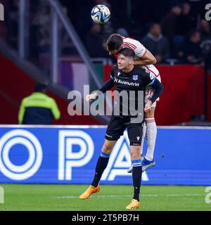 AMSTERDAM, NIEDERLANDE - 5. NOVEMBER: Josip Sutalo (Ajax) und Pelle van Amersfoort (SC Heerenveen) kämpfen um den Ball während des Eredivisie-Spiels von A Stockfoto