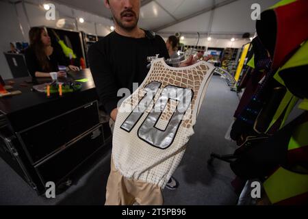 Buenos Aires, Argentinien. November 2023. Blick auf ein Trikot mit der Nummer „10“ in der Kostümabteilung hinter der Bühne vor der Cirque du Soleil Show „Messi10“. Die Show über die Geschichte der argentinischen Fußballlegende zog über 100.000 Zuschauer in den Zirkus im Heimatland des Profi-Fußballers. Kredit: Florencia Martin/dpa/Alamy Live News Stockfoto